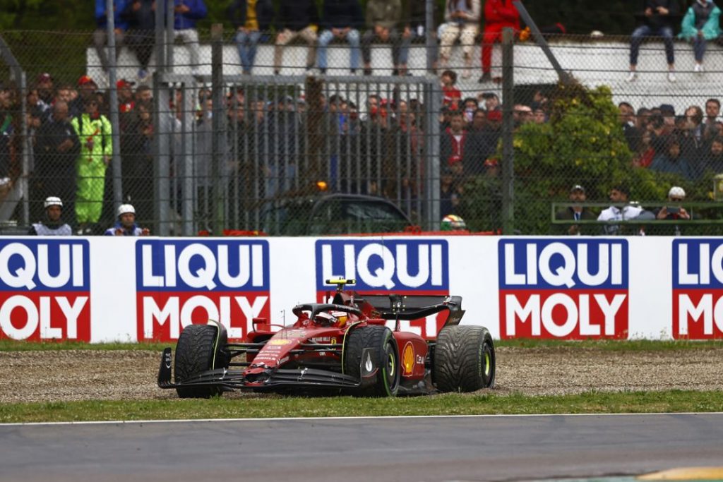 Carlos Sainz en la grava de Imola después de que Ricciardo chocase con él