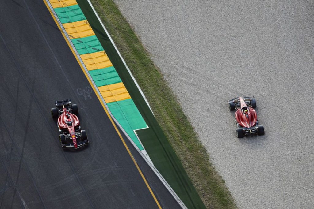 Charles Leclerc en pista y Carlos Sainz en la grava