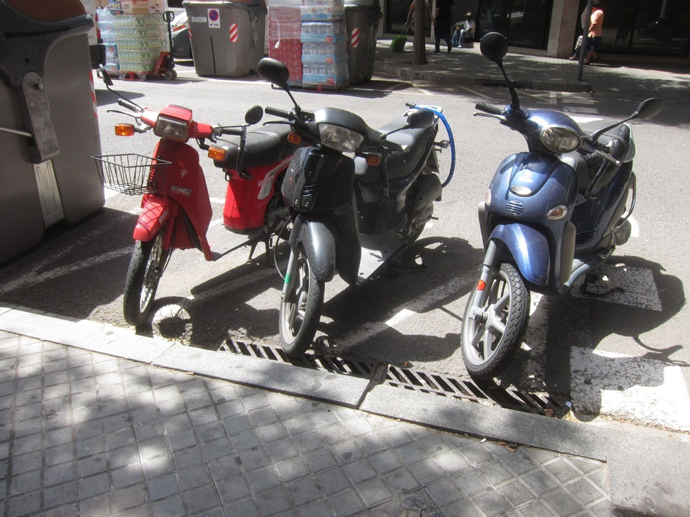 Ciclomotores aparcados en la ciudad.