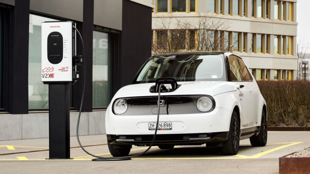 El Gobierno promueve los eléctricos como alternativa a los coches de gasolina.