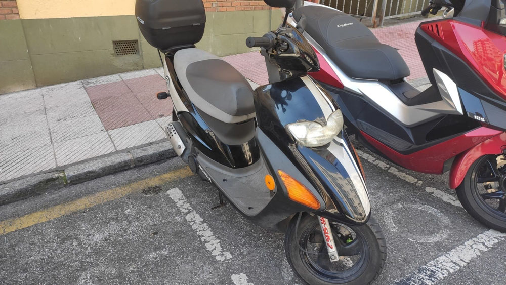 Motos aparcadas en la calle. Motor16