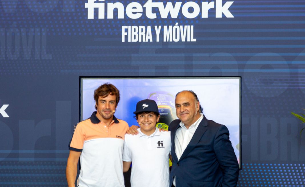 Fernando Alonso junto a su pupilo de Karts y el CEO de Finetwork
