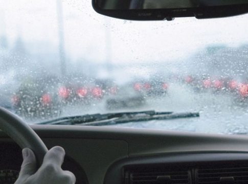 Cómo eliminar el olor a humedad en tu coche este verano