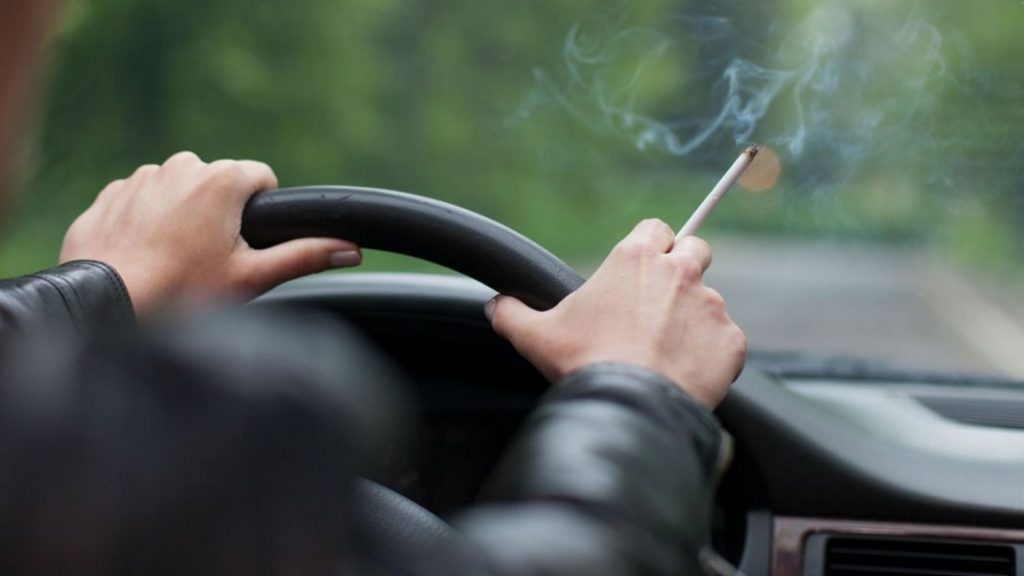 Multa de la DGT por fumar en el coche