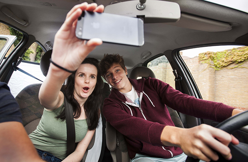 Hacerse un selfie al volante es una acción sancionable, según la DGT.