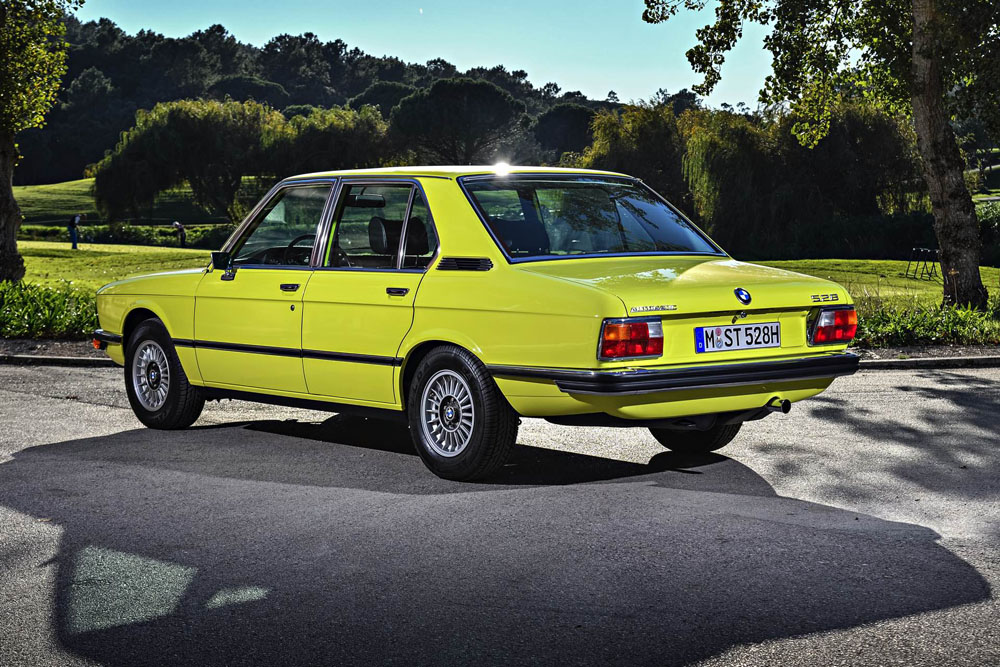 BMW Serie 5 generación E12. Imagen trasera.