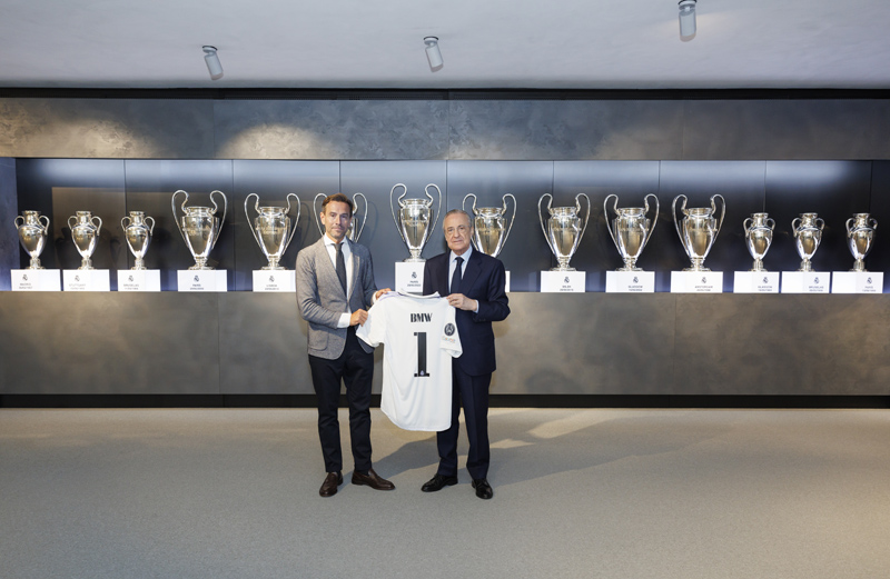 Florentino Pérez, presidente del Real Madrid, etrega una camiseta del club a Manuel Terroba.
