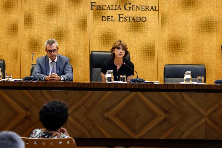 La fiscal general del Estado, Dolores Delgado, con el nuevo fiscal de Seguridad Vial, Luis del Río Montesdeoca.