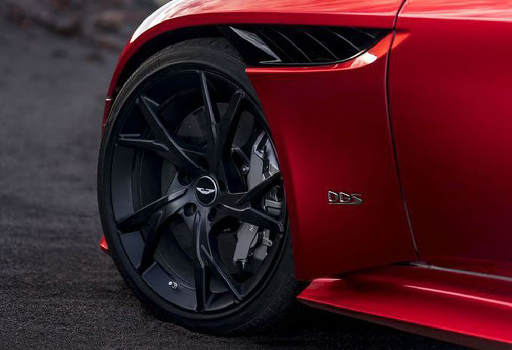 Neumáticos Pirelli. Aston Martin DBS Superleggera.