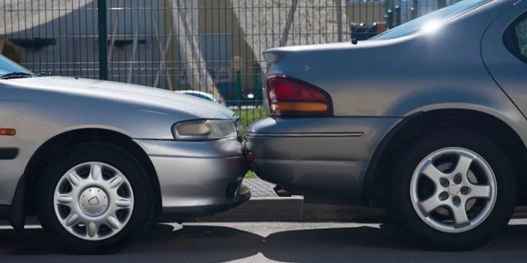 Qué hacer si te golpean el coche aparcado