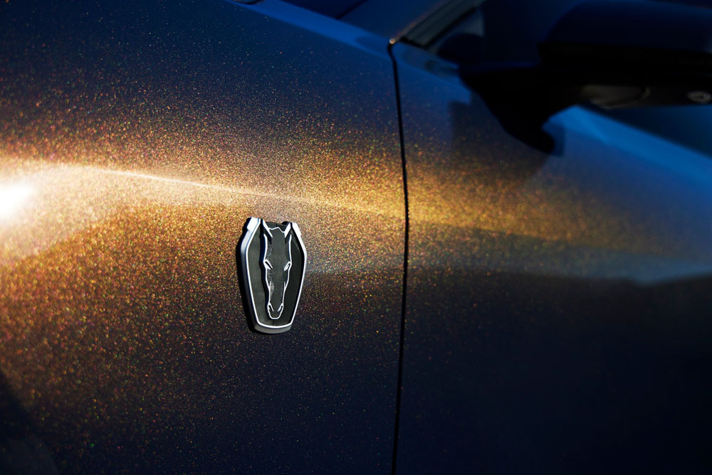 Ford Mustang Dark Horse. Imagen detalle emblema.