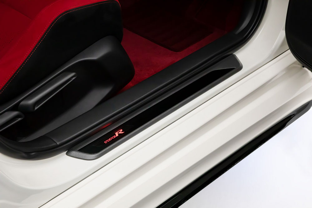 Honda Civic Type R. Imagen accesorios placas puertas.
