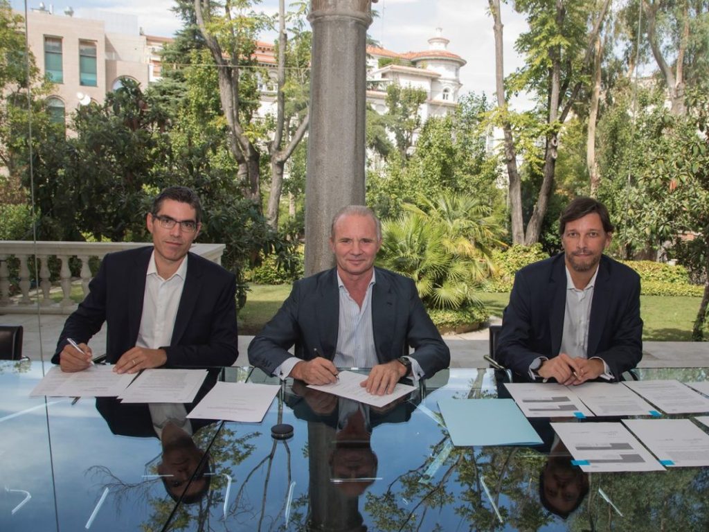 Firma del acuerdo entre Hyundai, BNP Paribas y Arval.