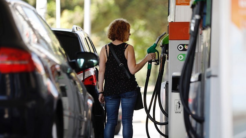 Repostar gasolina por la mañana es más barato