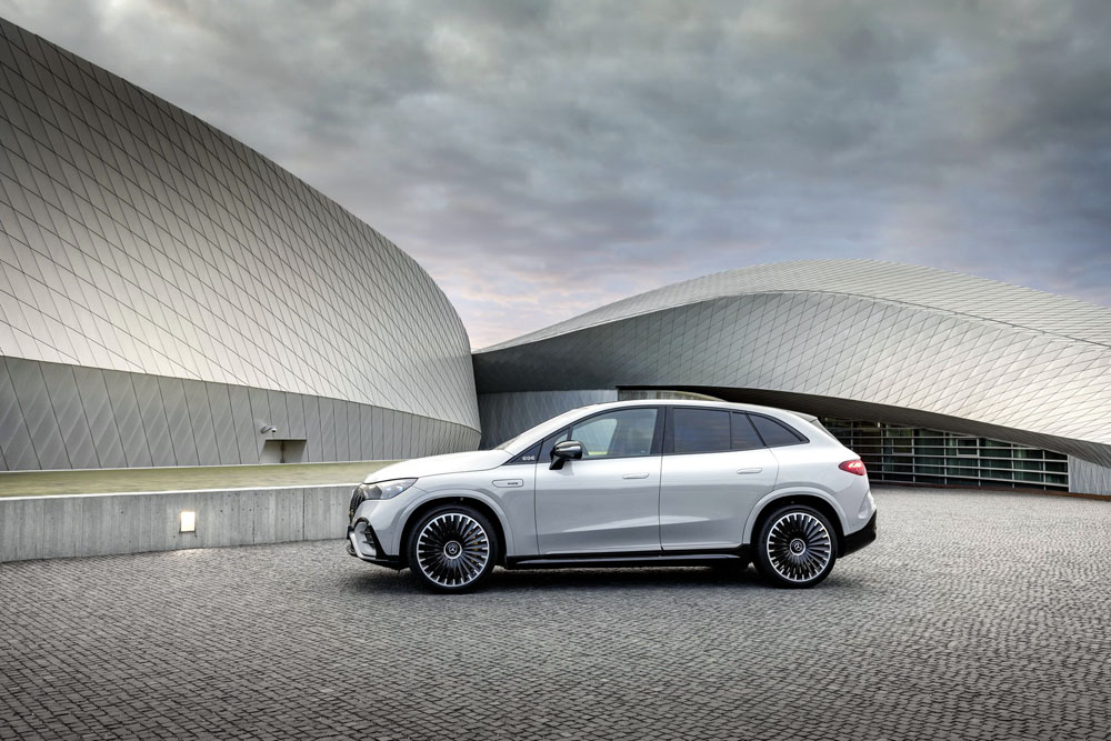 2022 Mercedes-Benz EQE SUV. Imagen estática lateral.