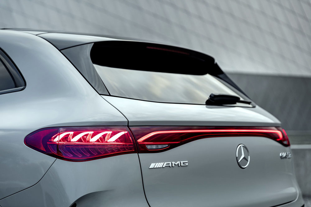 2022 Mercedes-Benz EQE SUV. Imagen detalle emblema AMG.