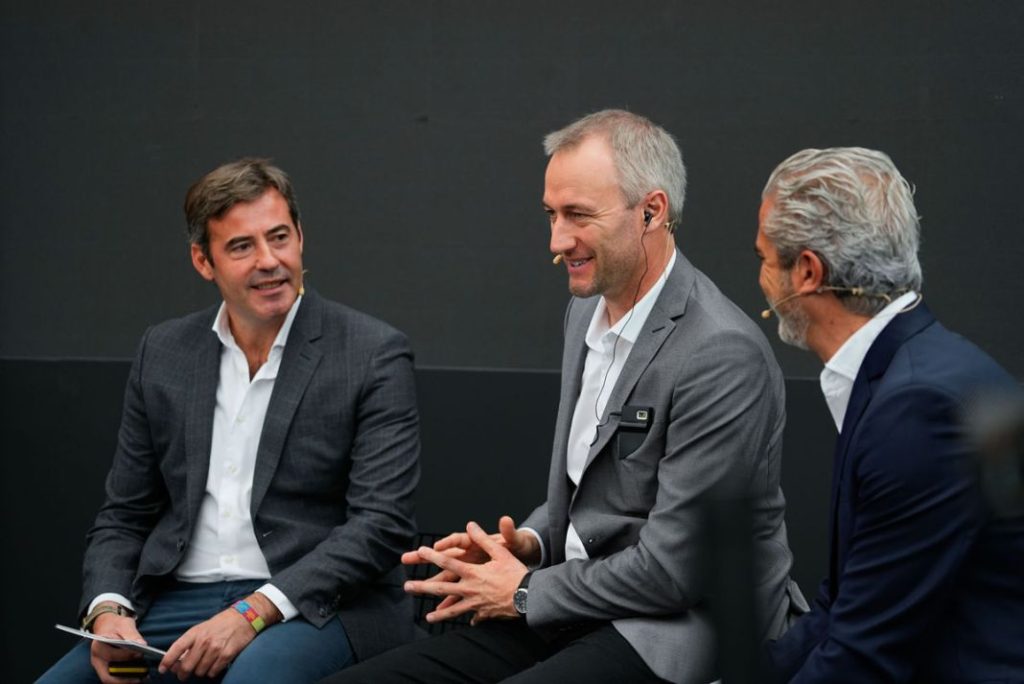Adam Baker, responsable del proyecto Audi F1, con José Miguel Aparicio, director general de Audi España e Ignacio González, director de Comunicación de Audi España.