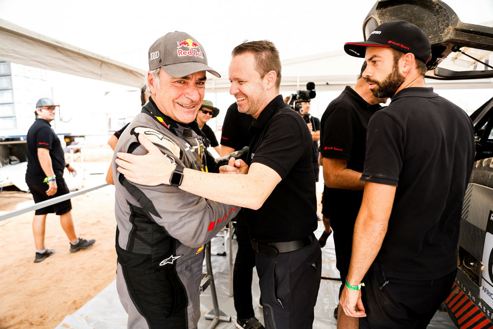 Carlos Sainz muestra su satisfaccion con su equipo. 1 Motor16