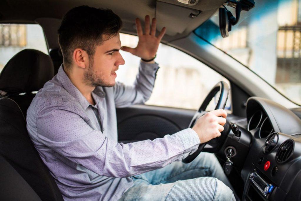 Dejar las emociones a un lado es recomendable a la hora de conducir para evitar accidentes.
