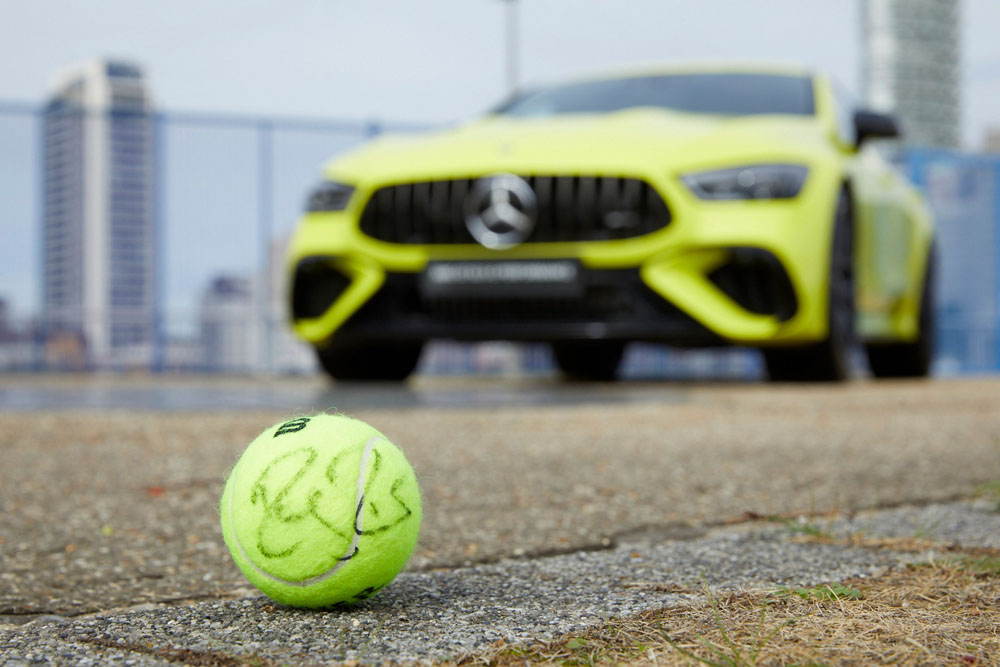 Mercedes-AMG GT 63 S E Performance Roger Federer. Imagen detalle pelota de tenis.