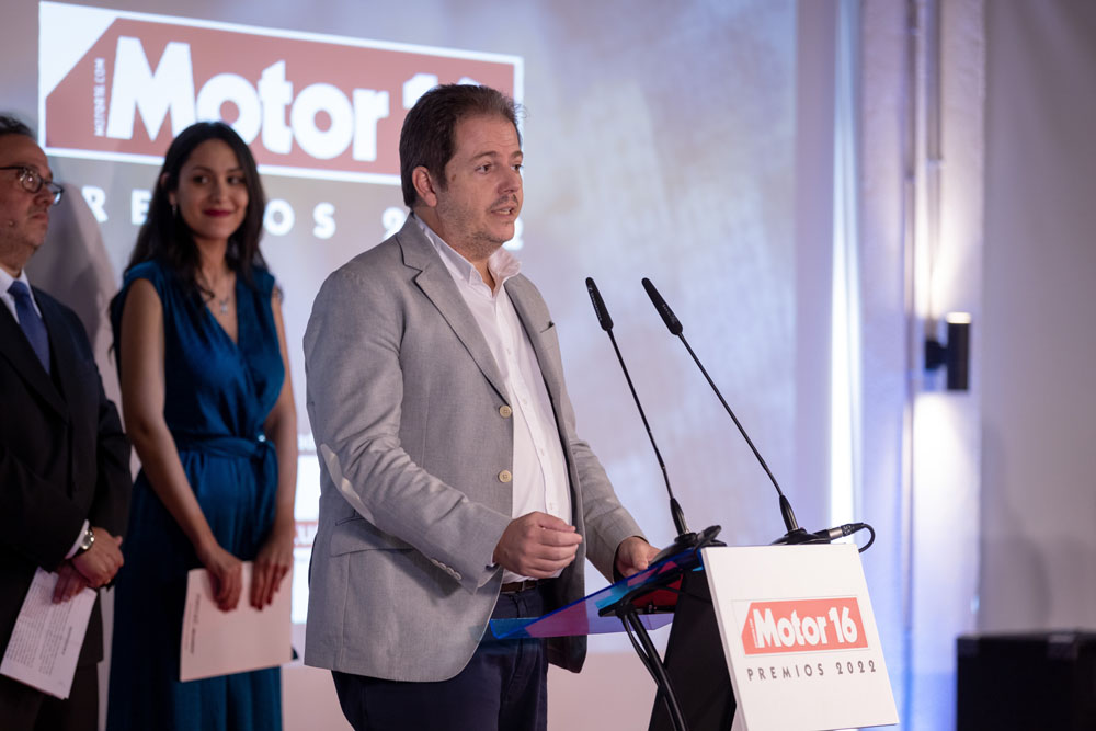 Alejandro Suárez, presidente de Merca2, se durante su discurso en los Premios Motor16