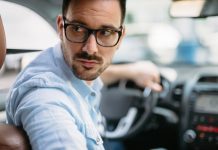 Las recomendaciones que hace la DGT a quienes conducen con gafas o lentillas