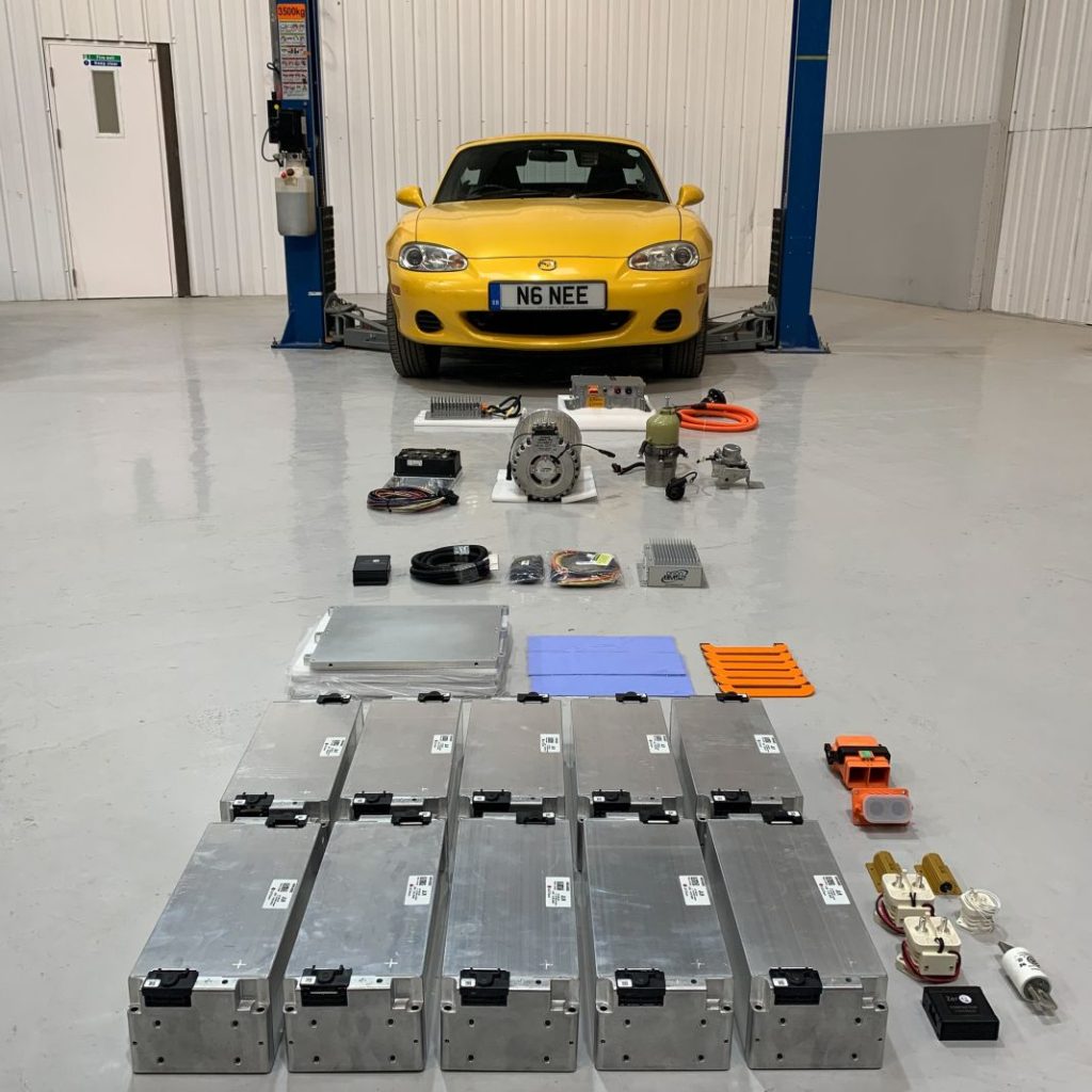 Fellten Motors Kit conversión eléctrica. Imagen componentes y Mazda MX-5.