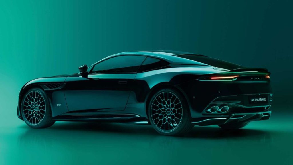 2023 Aston Martin DBS 770 Ultimate. Imagen estática trasera.