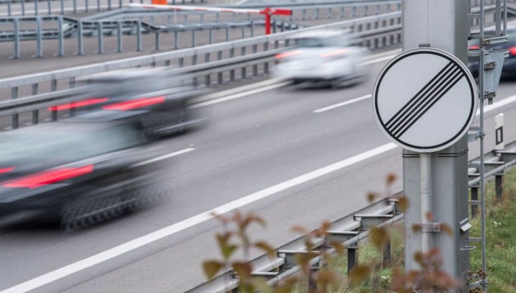 2023 Autobahn alemana. Imagen señal de tráfico.