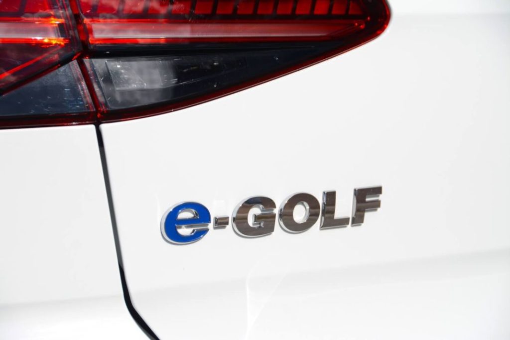 2020 Volkswagen Golf eléctrico. Imagen logo e-Golf.