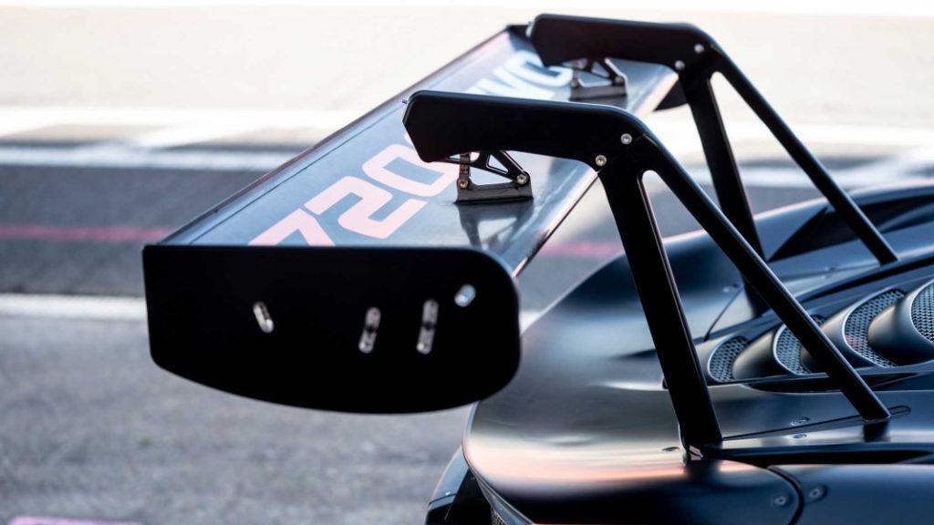 2023 McLaren 720S GT3 EVO. Imagen detalle alerón.