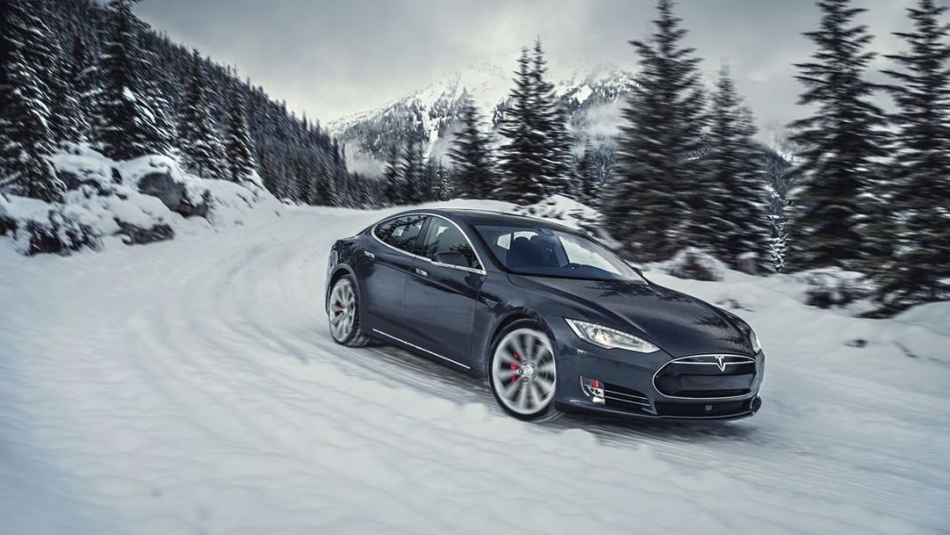 2023 Tesla Model S nieve. Imagen portada.