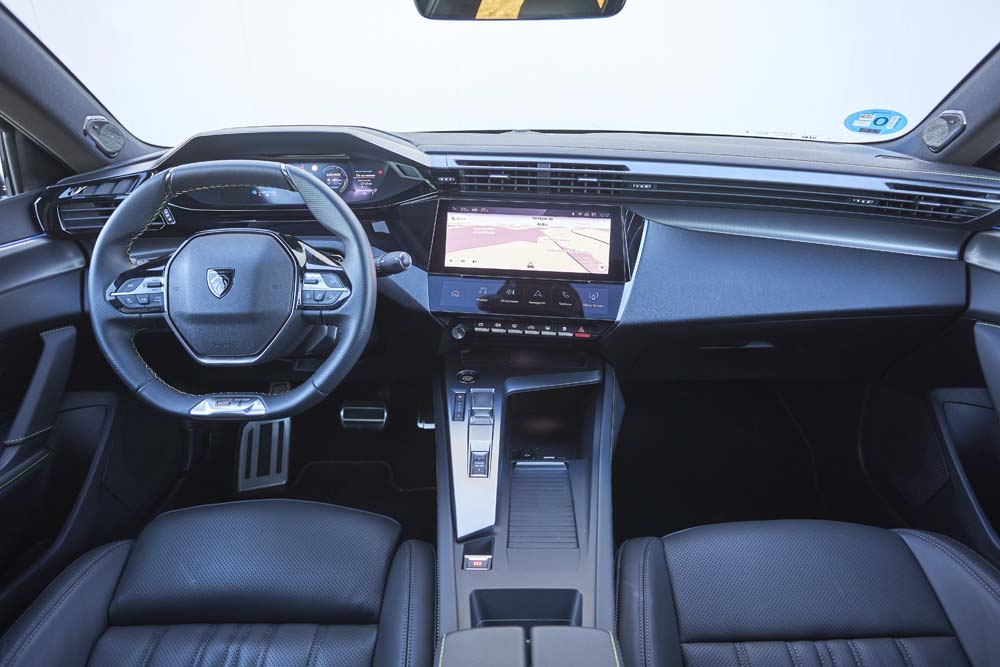 Interior del Peugeot 408 Plug In Hybrid 225 CV.