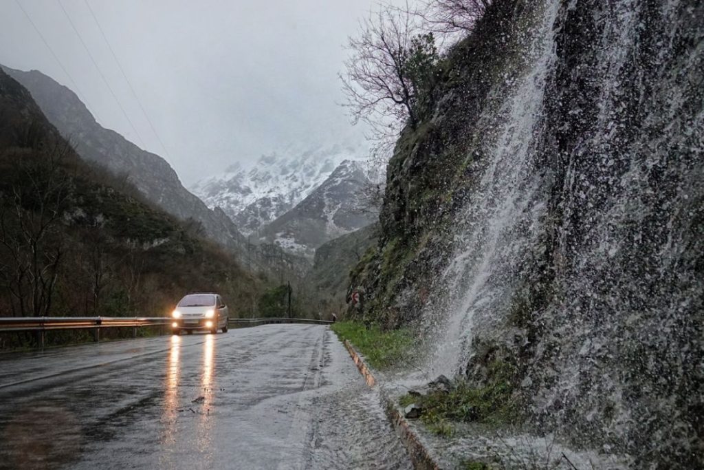 coche circula carretera mojada causa nieve 18 enero 2023 ponga asturias Motor16