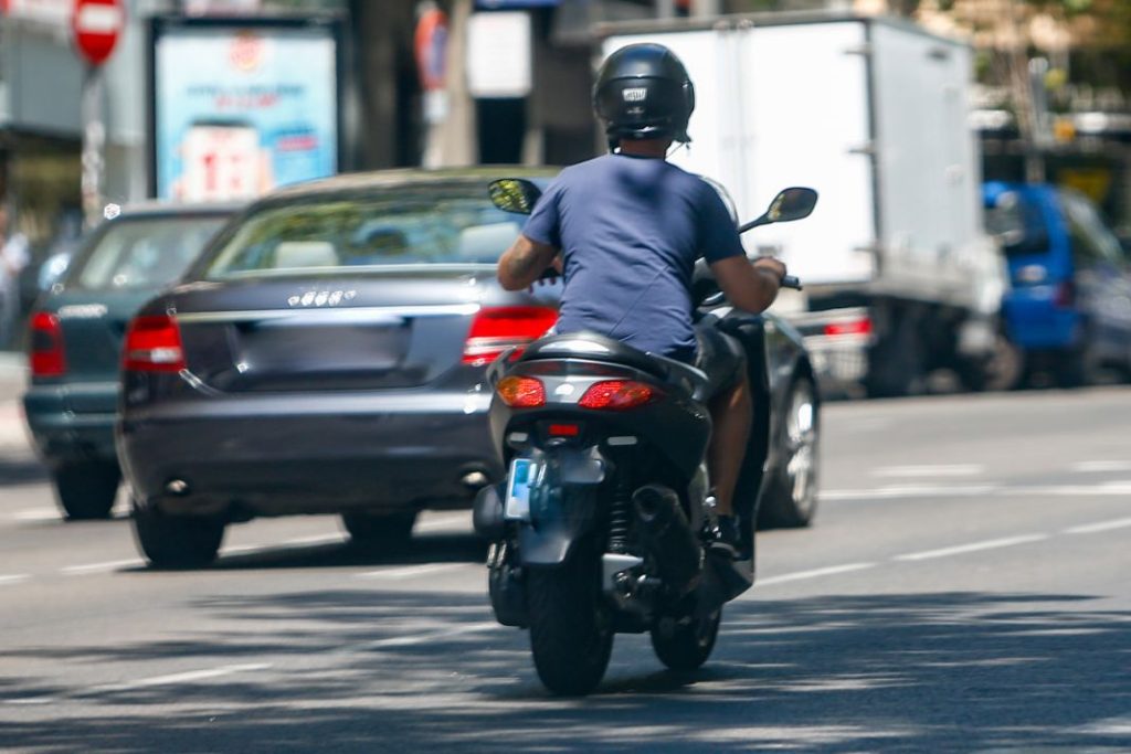 hombre circula moto calle madrid junto otros vehiculos Motor16