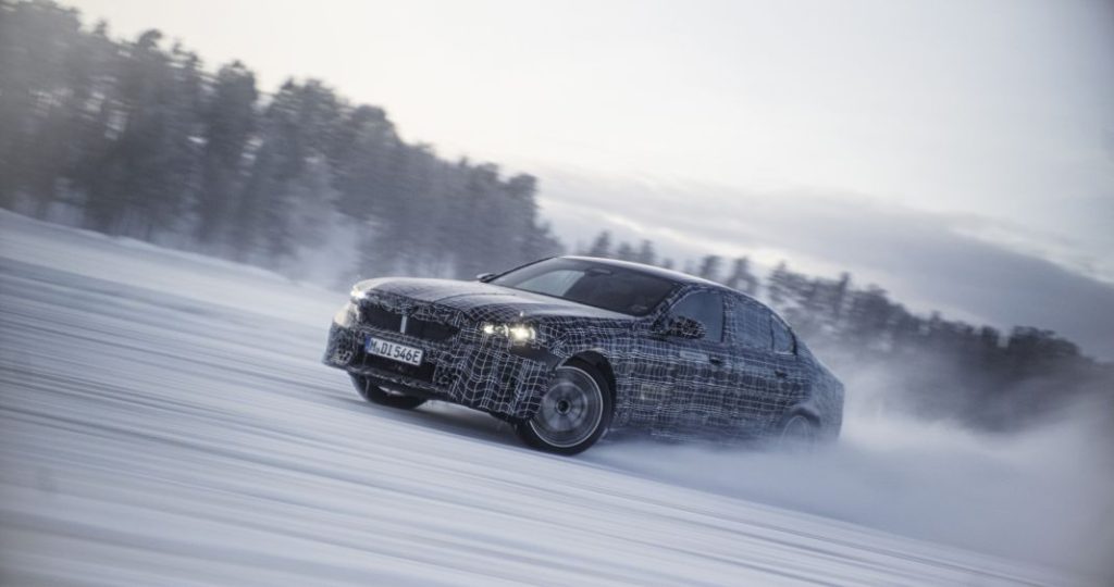 2023 BMW i5 M test invierno. Imagen portada.