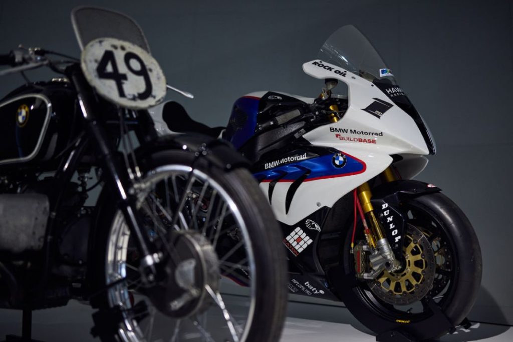 Muchas de las motocicletas históricas de BMW en la exposición se muestran en contraste con otras actuales.