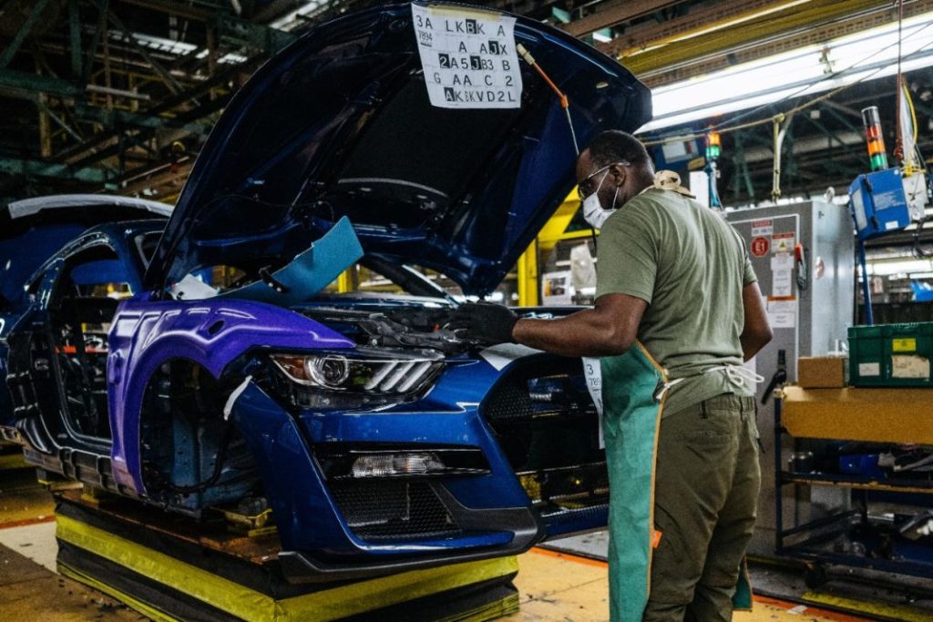 Biden impulsará el acondicionamiento de las fábricas para producir coches eléctricos.