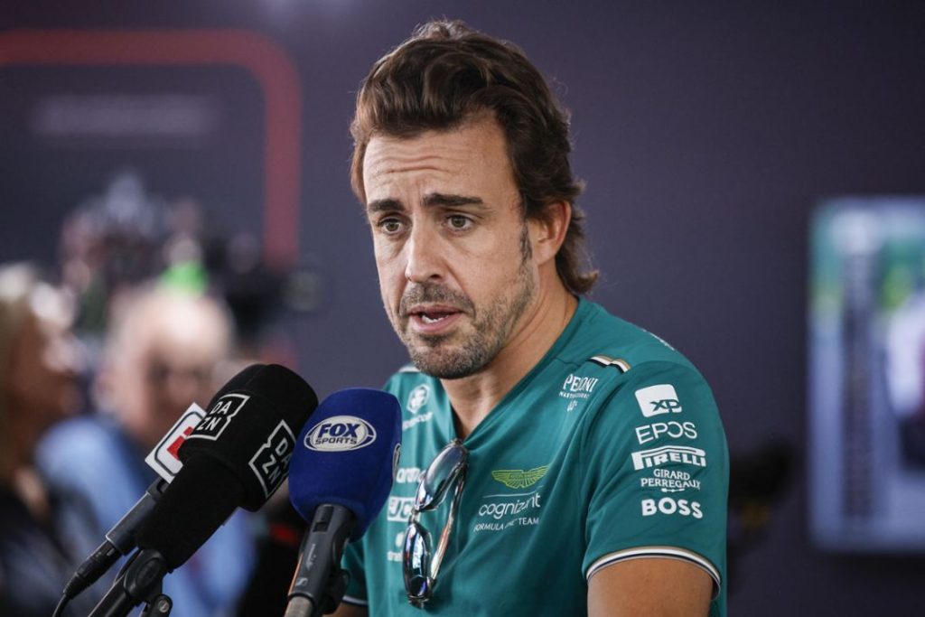 Fernando Alonso atiende a los periodistas en Monza, en el GP de Italia 2023