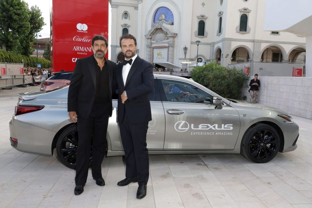 Pier Francesco Favino Director Edoardo de Angelis Lexus Festival Venecia 2023 Motor16
