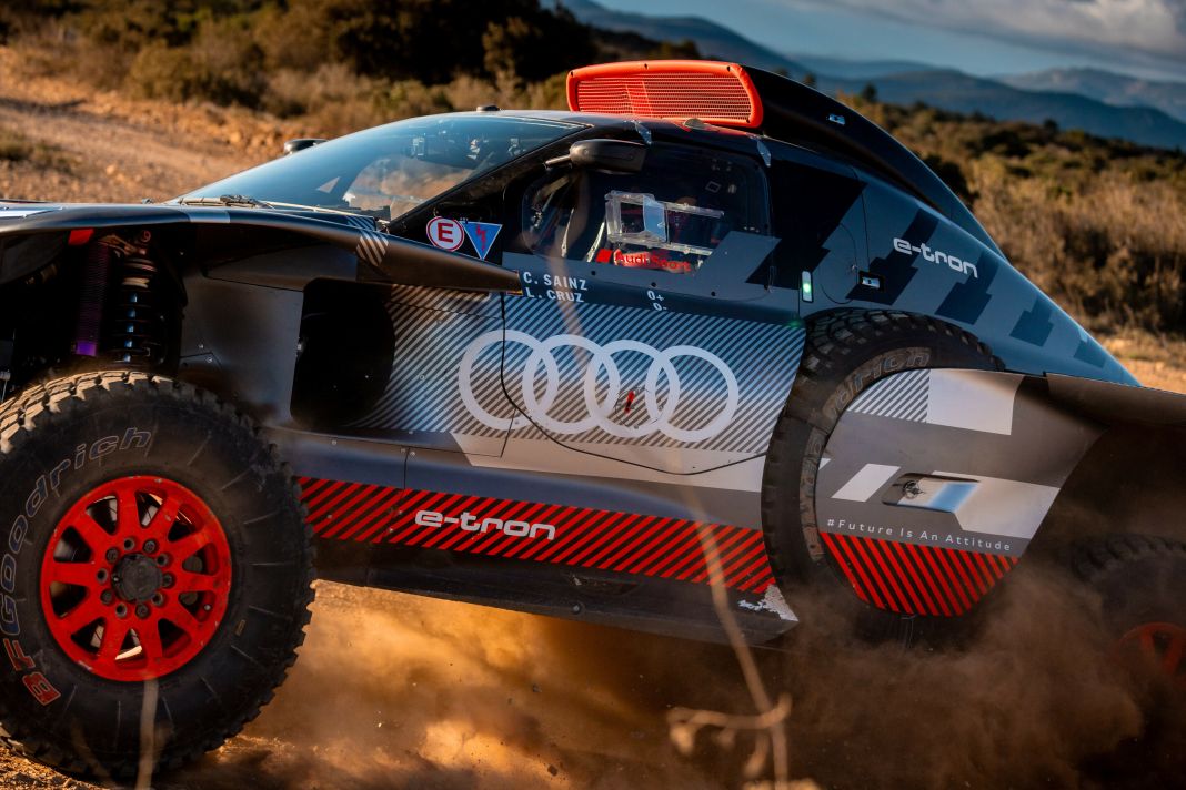 Audi-RS-Q-e-tron-Carlos-Sainz-Dakar-2.jp