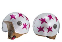 Agatha Ruiz de la Prada firma estos cascos para moto