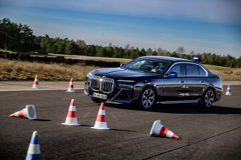 BMW ofrece cursos especiales para conductores profesionales en sus vehículos blindados.